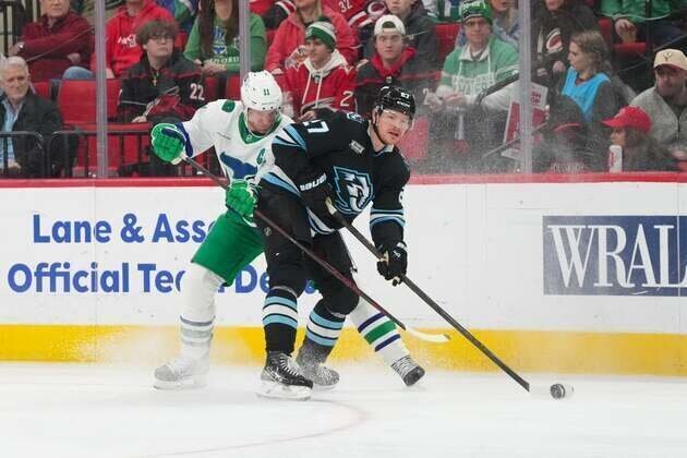 Hurricanes score 3 in final 2 minutes, steal game from Mammoth