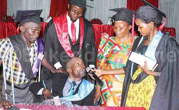 Ddiba nga yeebaza nnyina Naluggya ku mukolo. Yabadde ne banne bwe babadde basoma. Ddiba nga yeebaza nnyina Naluggya ku mukolo. Yabadde ne banne bwe babadde basoma.