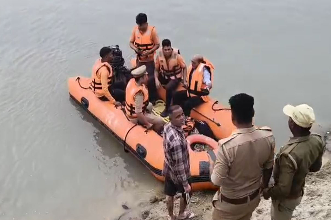 UP: One dead and eight missing, thirteen rescued after boat capsizes in Bahraich