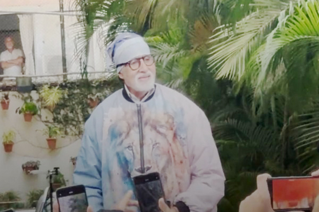 Sunday Darshan: Amitabh Bachchan distributes umbrellas to fans outside his residence Jalsa