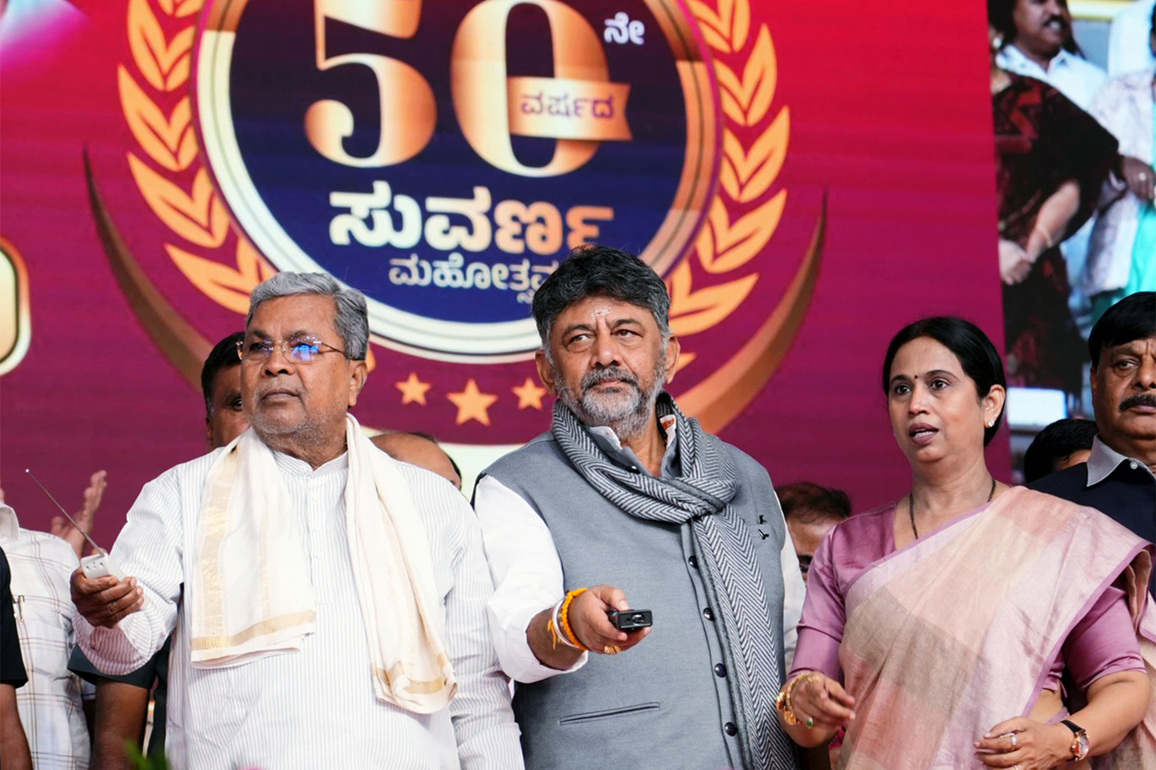 Amid tussle over CM post, Siddaramaiah invites Shivakumar for breakfast; Moily urges central leadership to step in immediately