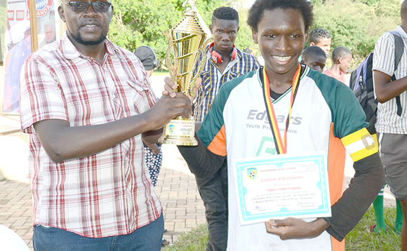 Shaban Sserunkuuma (ku kkono) amyuka ow'ebyekikugu ow'omubaka wa Uganda mu Saudi Arabia, ng'akwasa kapiteeni wa Edgars Youth Program ekikopo. Shaban Sserunkuuma (ku kkono) amyuka ow'ebyekikugu ow'omubaka wa Uganda mu Saudi Arabia, ng'akwasa kapiteeni wa Edgars Youth Program ekikopo.