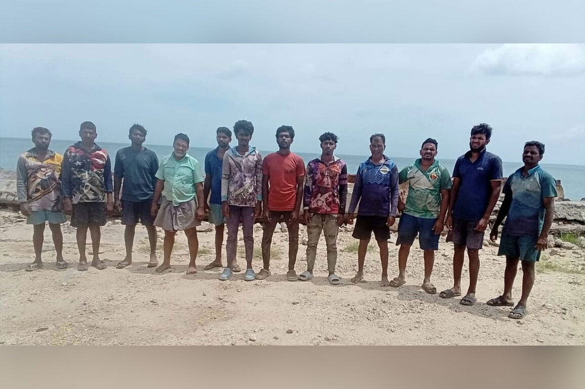 Sri Lankan Navy arrests 12 Karaikal fishermen near Kankesanthurai