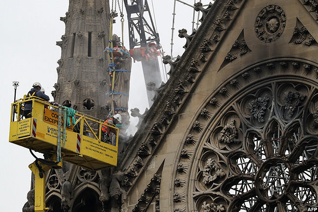 echnicians work on otreame de aris cathedral in aris