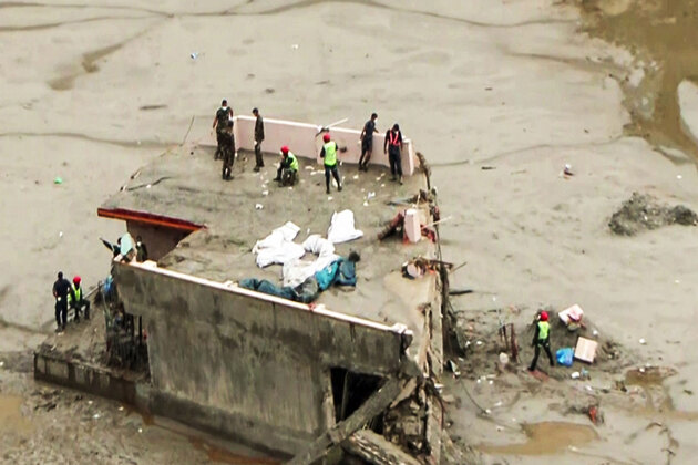 Nepal death toll crosses 1,000; rescue operations continue as 3,916 people remain missing