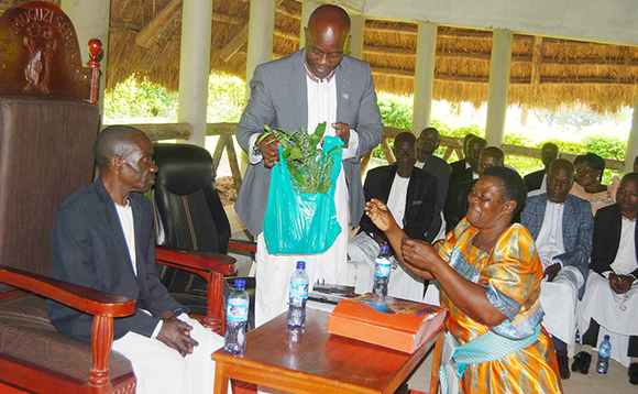 Omujjwa mu kika ky'Empologoma ng'atonera Namuguzi emiti egy'okusimba gye yakwasizza Katikkiro w'ekika Kisekka Ddungu. Omujjwa mu kika ky'Empologoma ng'atonera Namuguzi emiti egy'okusimba gye yakwasizza Katikkiro w'ekika Kisekka Ddungu.