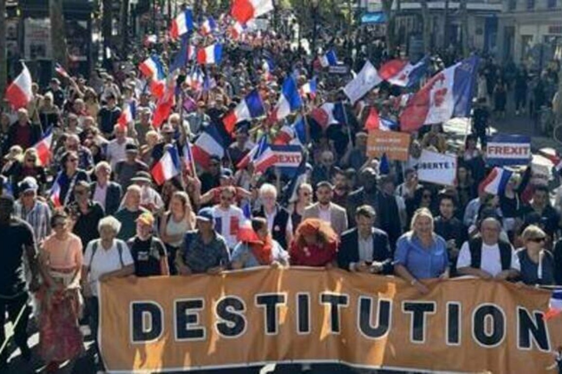 Protesters in Paris demand Macron's resignation (VIDEOS)