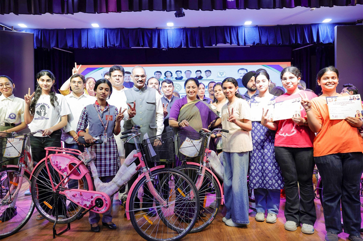 Delhi CM distributes bicycles to meritorious schoolgirls, highlights fuel conservation push