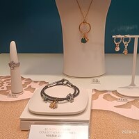 Gold rally drives Italian makers toward lighter jewelry