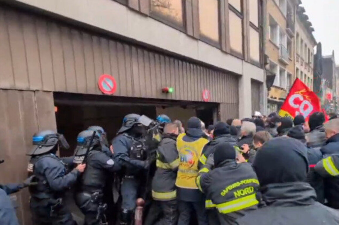 Firefighters fight police in France 