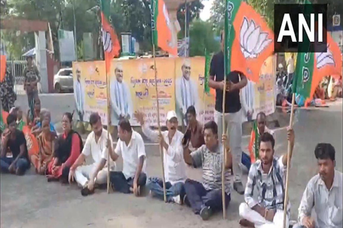 Bihar: BJP workers protest in Gaya, Danapur as NDA observes 5-hour Bihar Bandh over 'abuses' against PM Modi
