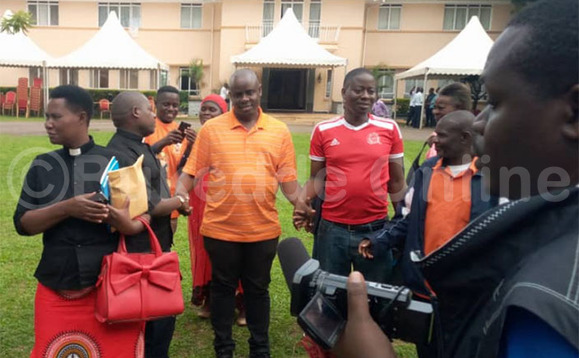 Balaam ng'ali n'abamu ku batuuze b'e Masindi nga bamwebaza okubeera n'omutima omugabi Balaam ng'ali n'abamu ku batuuze b'e Masindi nga bamwebaza okubeera n'omutima omugabi