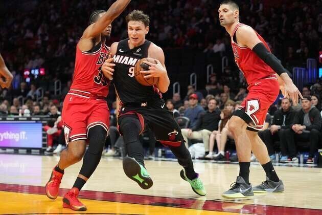 Pelle Larsson sparks shorthanded Heat with Hawks in town