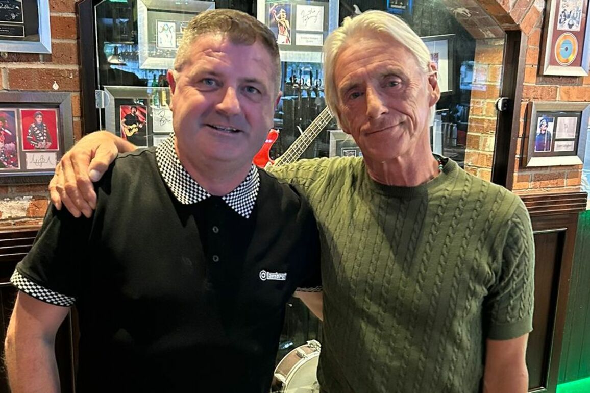 Modfather Paul Weller visits Derry restaurant for tribute to late singer