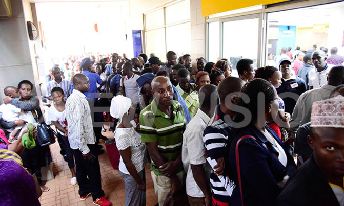 Hundreds queue to register, replace SIM cards Hundreds queue to register, replace SIM cards