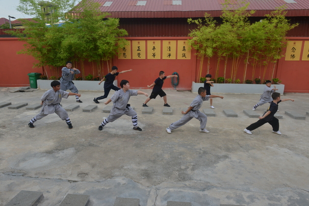 CAMBODIA-PHNOM PENH-CHINESE SHAOLIN KUNG FU-TRAINING
