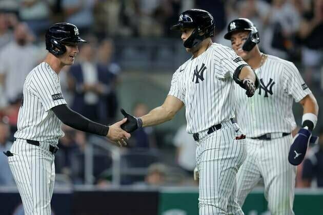 Yankees' bats erupt after rain delay in 10-3 rout of Mariners