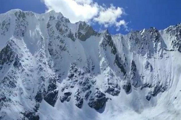 Winter sets in, higher reaches of Uttarakhand receive heavy snowfall