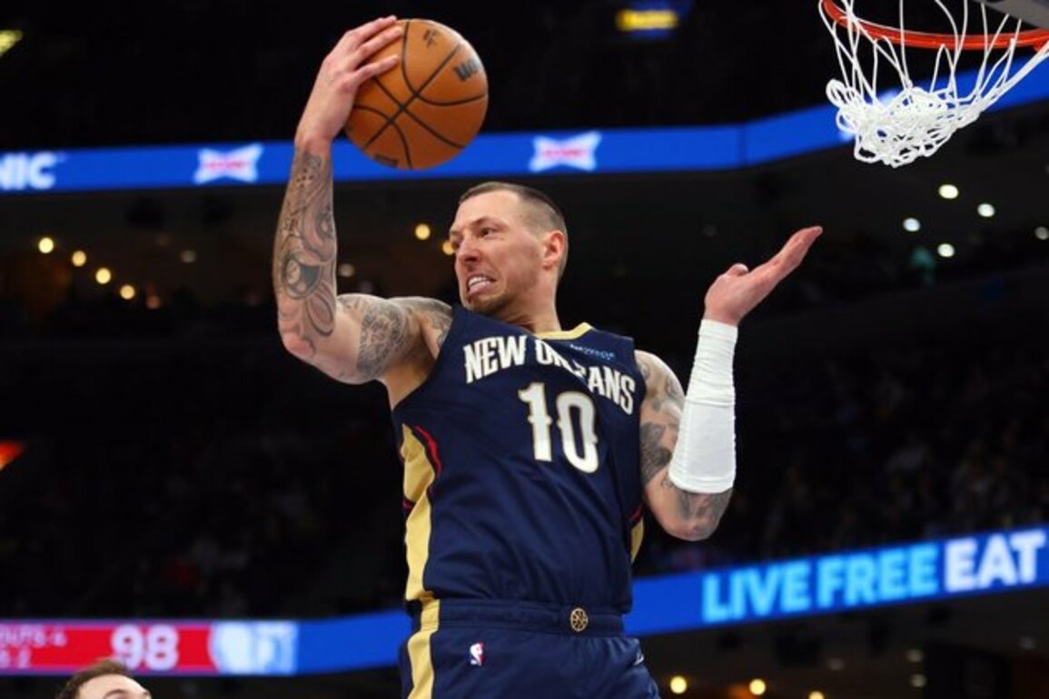 Pelicans trade C Daniel Theis to OKC