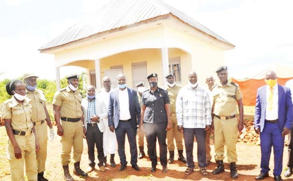 Abaserikale n'abamu ku batuuze nga baggulawo poliisi. Abaserikale n'abamu ku batuuze nga baggulawo poliisi.