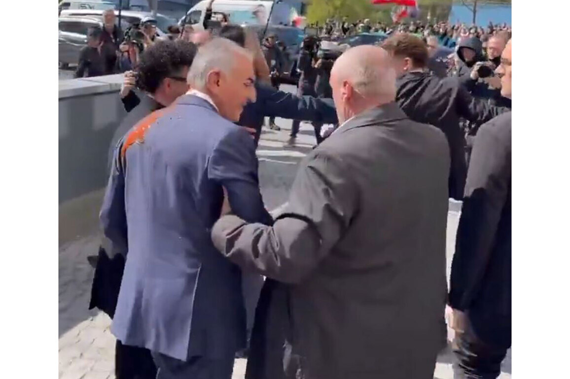 Tomato ketchup thrown at Iran's exiled crown Prince Reza Pahlavi
