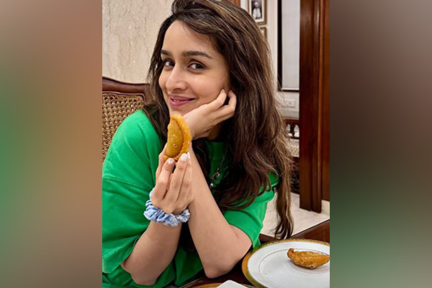 Shraddha Kapoor gorges on gujiyas as she wraps up her "Happy Holi" celebrations