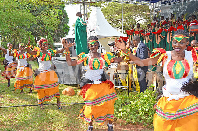 he traditional dancers from earl erformers demonstrating their skill