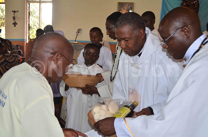   sgr alumba receives offertory during mass 