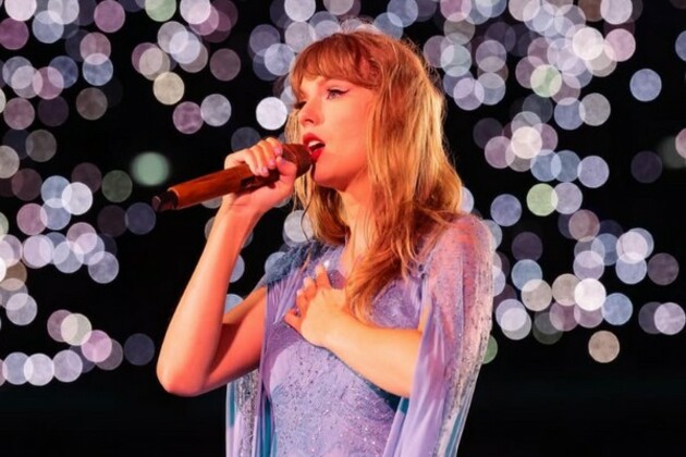 Taylor Swift buys rights to her first six albums