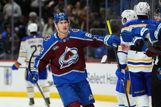 Martin Necas logs 2 goals, 2 assists as Avs down Sabres