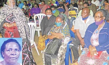 Omubaka Zziwa (ku kkono) ng’ayogera eri abakungubazi mu kusabira omwoyo gwa nnyina mu katono. Omubaka Zziwa (ku kkono) ng’ayogera eri abakungubazi mu kusabira omwoyo gwa nnyina mu katono.
