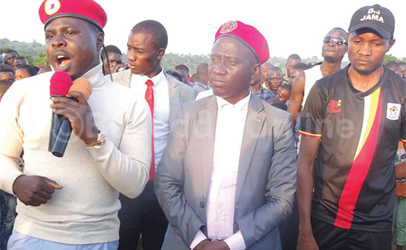 Zaake ng’ayogera eri Bannalwengo. Ku ddyo sipiika wa Buganda Youth Council, Allan Ssebunnya ne Kizza. Zaake ng’ayogera eri Bannalwengo. Ku ddyo sipiika wa Buganda Youth Council, Allan Ssebunnya ne Kizza.