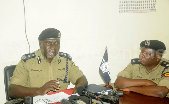 Enanga ng'ayogera eri abaamawulire ku CPS ku Mmande ku by'okukwata Dr. Kizza Besigye. EKIF: ERIA LUYIMBAZI Enanga ng'ayogera eri abaamawulire ku CPS ku Mmande ku by'okukwata Dr. Kizza Besigye. EKIF: ERIA LUYIMBAZI