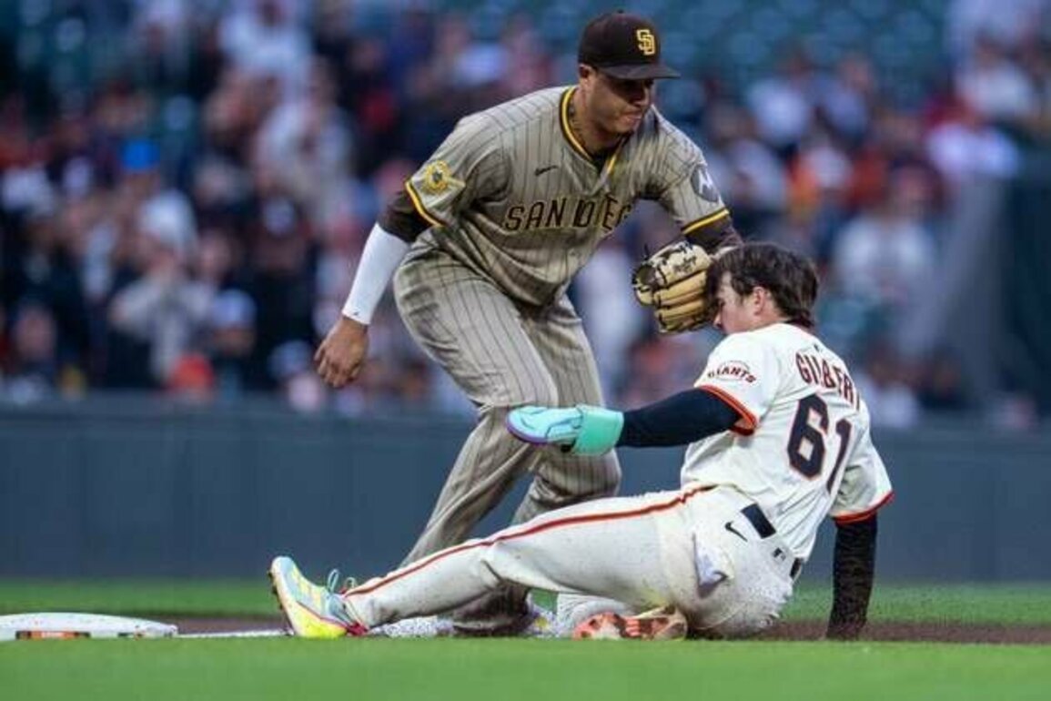 Slumping Giants look to run against streaking Padres