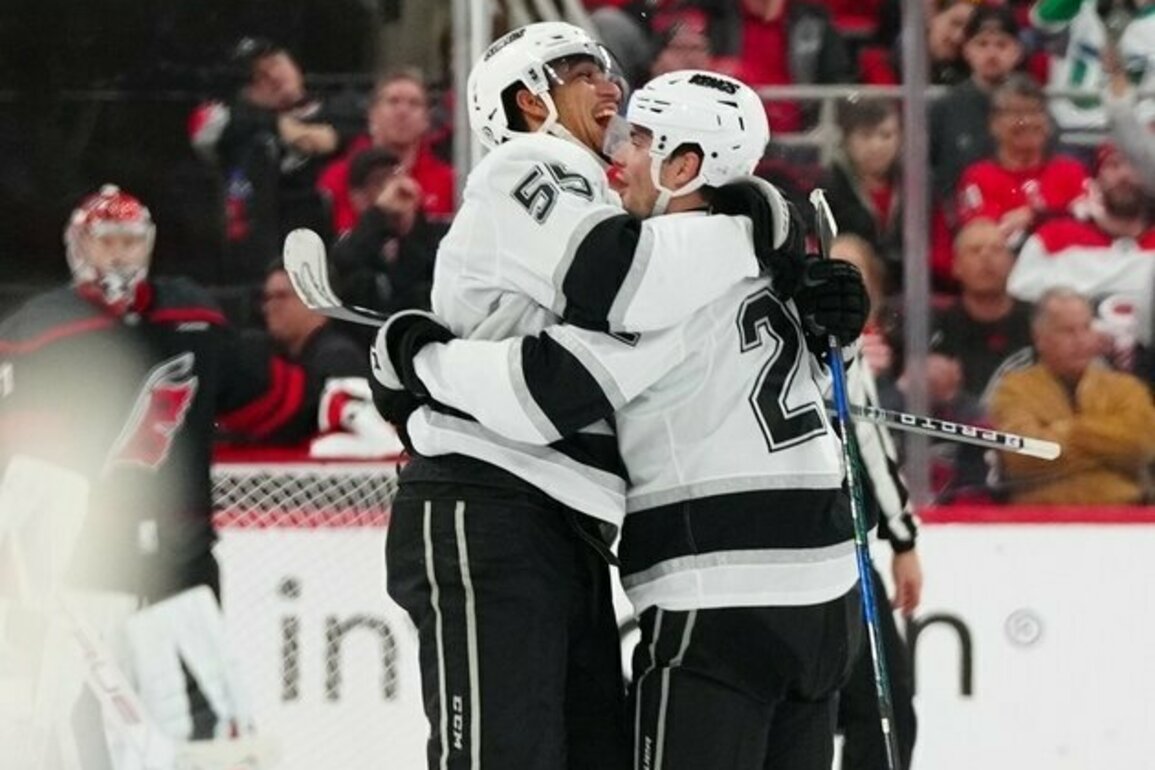 Kings' productive new line might stick together against Canucks
