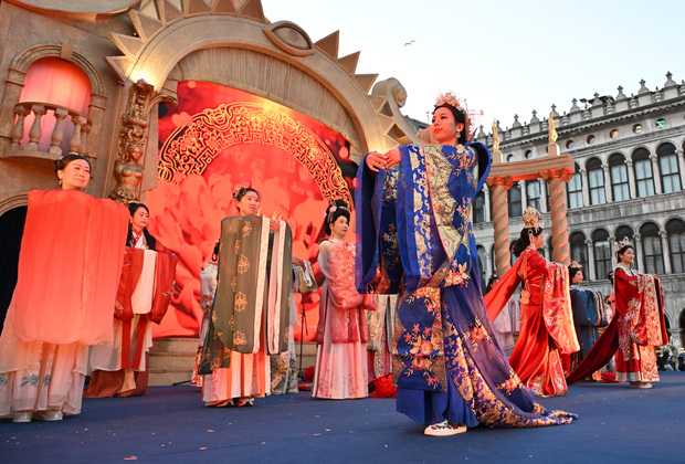 ITALY-VENICE-CARNIVAL-TRADITIONAL CHINESE ATTIRE-PERFORMANCE