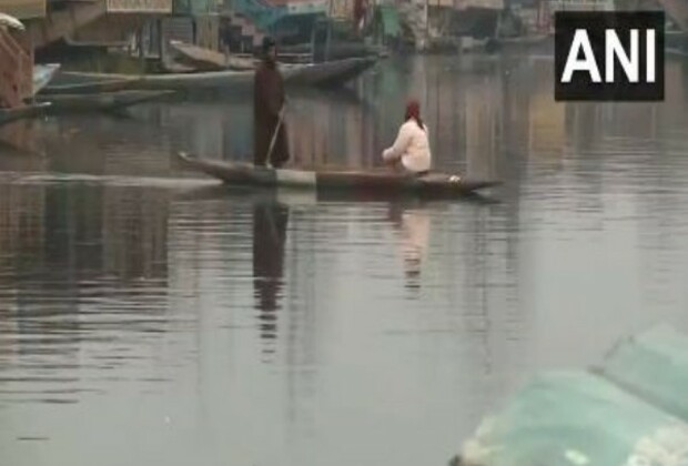 Winter chill grips Jammu and Kashmir; Srinagar sees 4.6 degree Celsius, tourists flock to Dal Lake