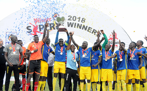 Abasambi ba KCCA FC nga bakwasiddwa ekikipo kya Super 8 Cup kye baawangudde nga bakubye Onduparaka 2-0 ku fayinolo e Wankulukuku Aug 25 2018. (ekif:Silvano Kibuuka) Abasambi ba KCCA FC nga bakwasiddwa ekikipo kya Super 8 Cup kye baawangudde nga bakubye Onduparaka 2-0 ku fayinolo e Wankulukuku Aug 25 2018. (ekif:Silvano Kibuuka)
