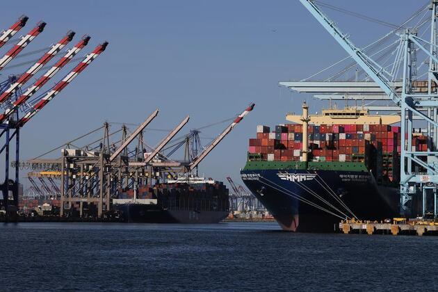 U.S. trade deficit in goods hits record high in 2025