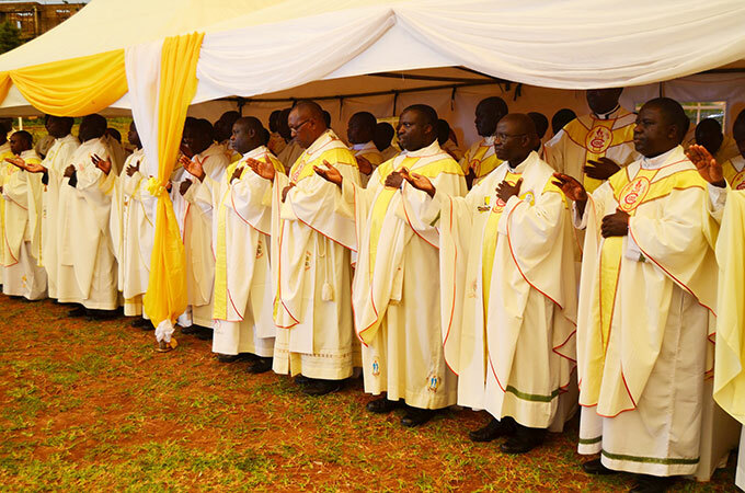 riests concelebrating mass during the closure of the atholic issionary ongress on riday