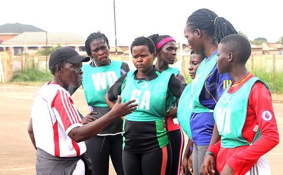 Imelda Nyongesa omutendesi wa She Pearls ttiimu y'eggwanga ey'okubaka eyabatasussa myaka 21 ng'ayogera n'abazannyi be bwe ababadde beegezaamu ne bakulu baabwe aba She Cranes abeetegekera empaka za Africa Uganda z'egenda okutegeka omwezi ogujja. (STEPHEN MAYAMBA) Imelda Nyongesa omutendesi wa She Pearls ttiimu y'eggwanga ey'okubaka eyabatasussa myaka 21 ng'ayogera n'abazannyi be bwe ababadde beegezaamu ne bakulu baabwe aba She Cranes abeetegekera empaka za Africa Uganda z'egenda okutegeka omwezi ogujja. (STEPHEN MAYAMBA)