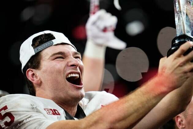 Indiana's Fernando Mendoza headlines college football award winners