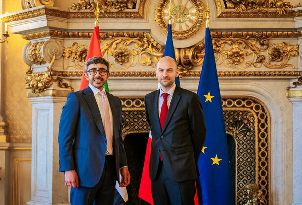 Abdullah bin Zayed meets French FM in Paris to strengthen strategic relations