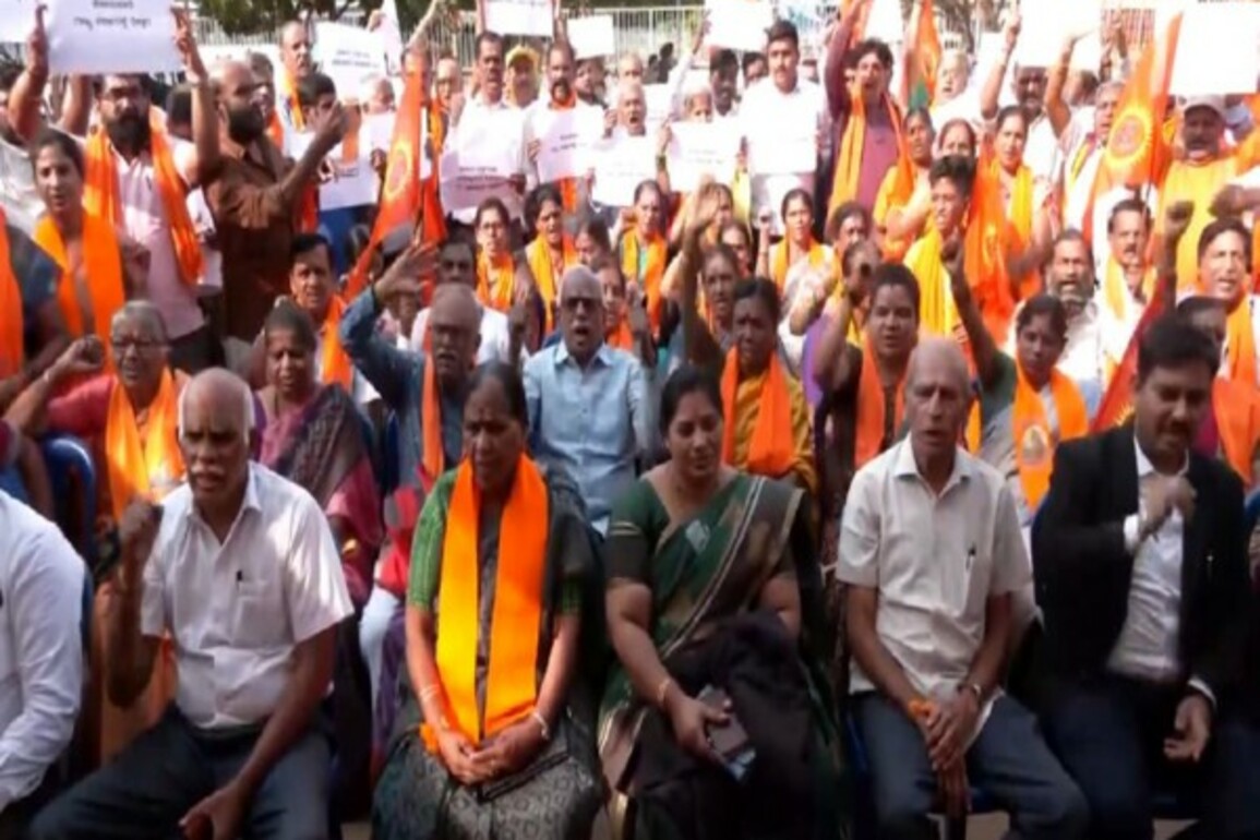Karnataka: VHP stages protest against 4% quota for Minorities in govt contracts
