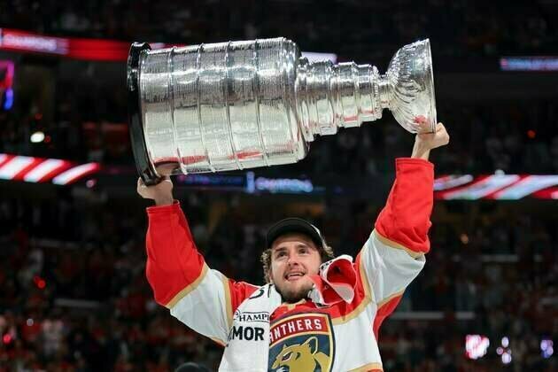 Panthers bring back F Mackie Samoskevich on 1-year contract