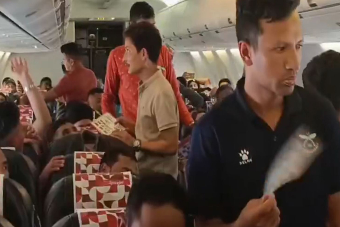 Kathmandu-bound SpiceJet flight delayed at Delhi Airport after technical snag, passengers deplaned