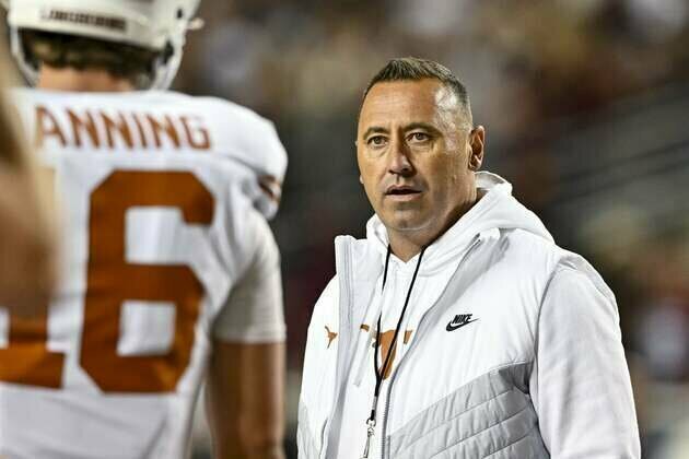 Texas sticking with Arch, 'so close' in passing game