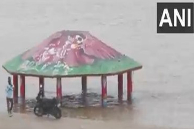 Water level rises in Prayagraj's Yamuna, Arail Ghat submerged under water