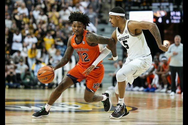 Auburn, newly minted No. 1 in nation, ekes out win at Missouri