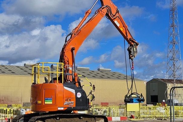 As Careys’ pile cropper partner of choice, National Pile Croppers supplied the hydraulic pile croppers used on the Holcim UK cement manufacturing and distribution facility project at the Port of Tilbury
